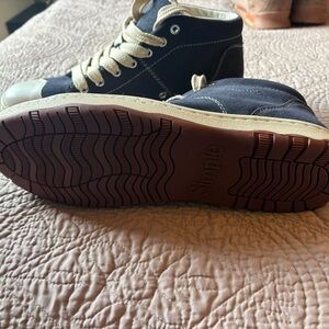 Simple Men's Black High-Top Sneakers